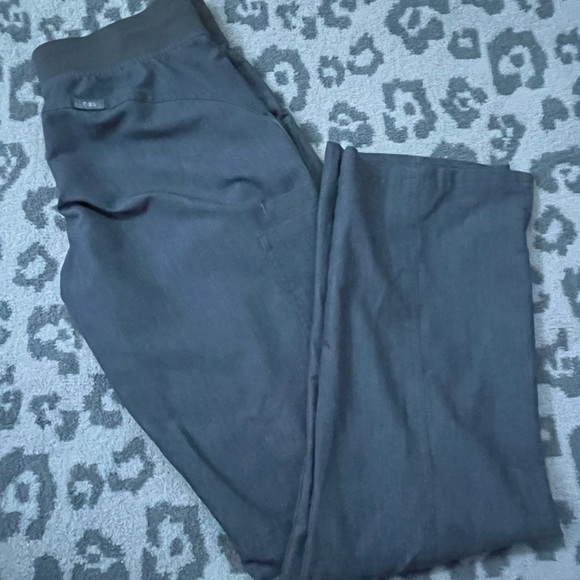 EUC FIGS Kade cargo scrub pant in Graphite. Small - Picture 2 of 5